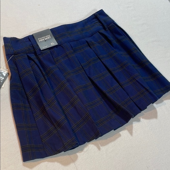 NWT Ultra Flirt Navy and Black Mini Wrap Skater Skirt pleated Mid Rise - Picture 1 of 13